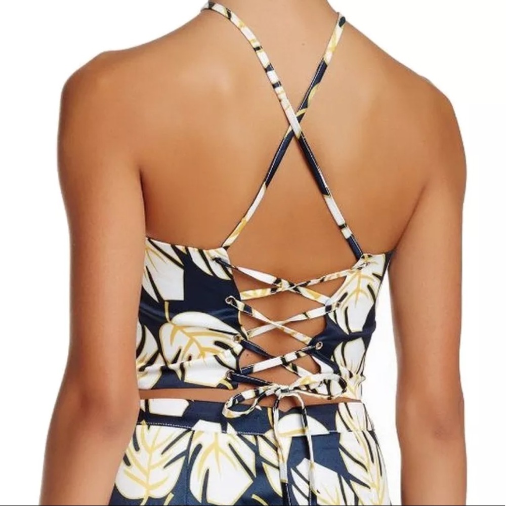 MISSGUIDED Blue Leaf Print Halter Cropped Top - Picture 2 of 2